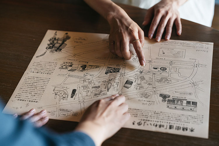 マップを指さしてる写真