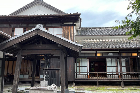 居蔵の館